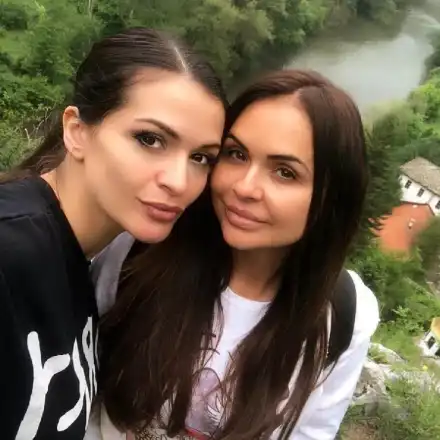 Сестрата на Преслава полива с вино рождения си ден