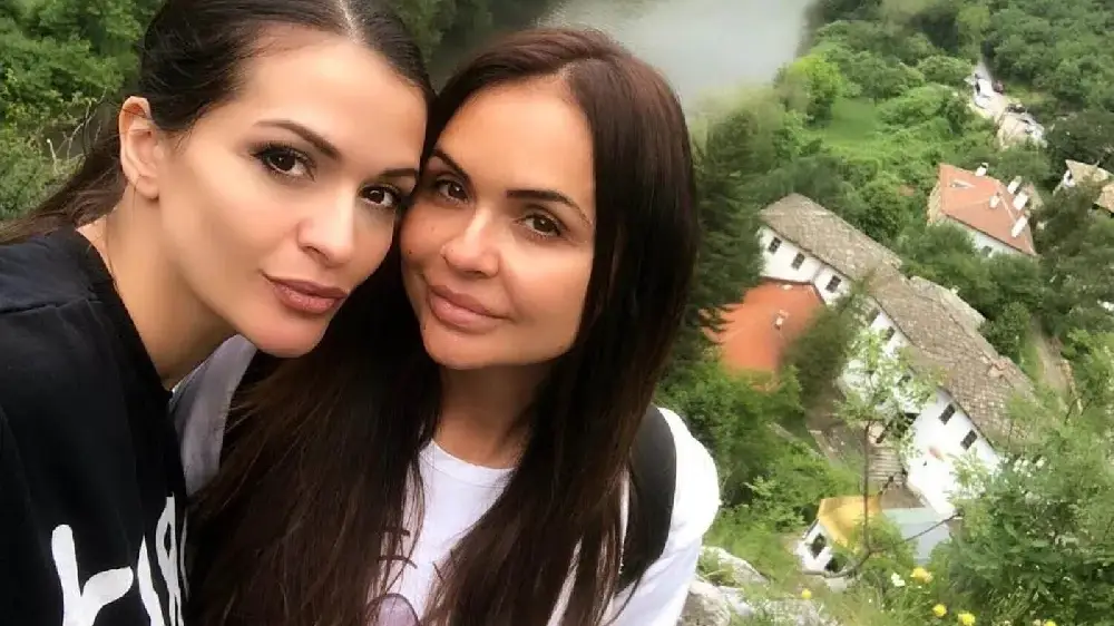 Сестрата на Преслава полива с вино рождения си ден