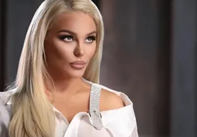 Скандал на летището! Свалиха Деси Слава от самолета за САЩ