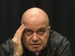 Скандал: Слави Трифонов „продава” пръстени с диаманти за 30 лв. в менте страница (Снимки)