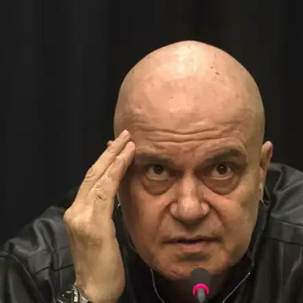 Скандал: Слави Трифонов „продава” пръстени с диаманти за 30 лв. в менте страница (Снимки)