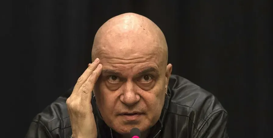 Скандал: Слави Трифонов „продава” пръстени с диаманти за 30 лв. в менте страница (Снимки)