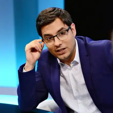 Светльо Иванов се гушка с чужда жена