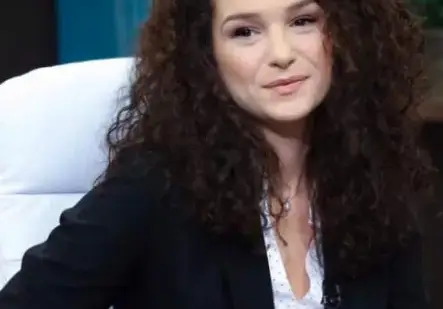 ТВ водещата Александра Кръстева стяга сватба