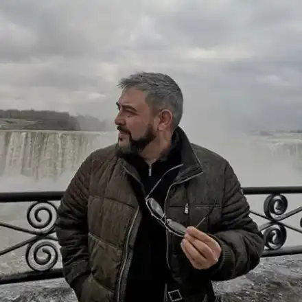 Устата рязко побеля