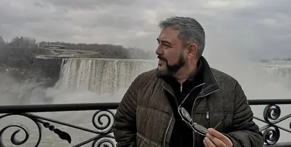 Устата рязко побеля