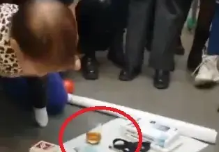 Венци Венц с тъпа изцепка, сложи уиски на прощъпалника на бебето си