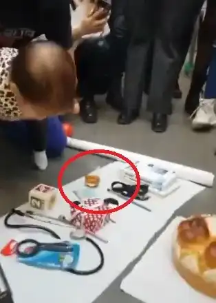 Венци Венц с тъпа изцепка, сложи уиски на прощъпалника на бебето си