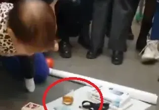 Венци Венц с тъпа изцепка, сложи уиски на прощъпалника на бебето си
