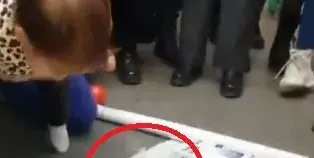 Венци Венц с тъпа изцепка, сложи уиски на прощъпалника на бебето си