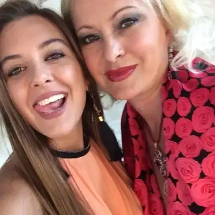 Весела Барбукова се тресе от нерви, докато щерка й обикаля Бразилия