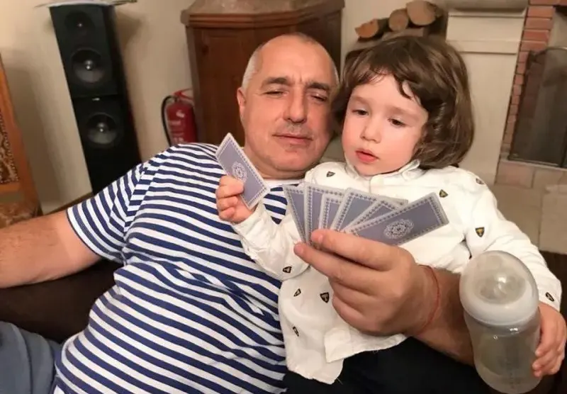 Внукът на Бойко става на 4