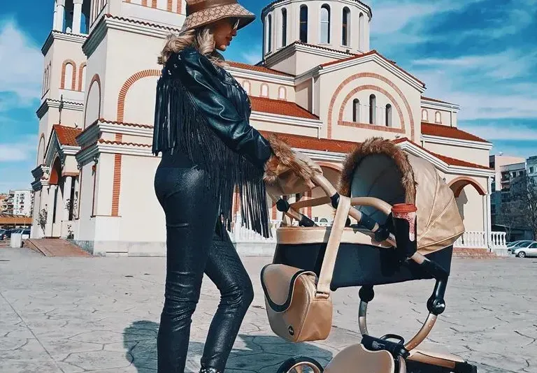 Джулиана Гани на първа разходка с бебето