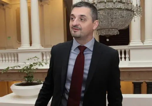 Кирил Добрев с тузарска ваканция в Алпите (Депутатът плаща по 900 лв на вечер)