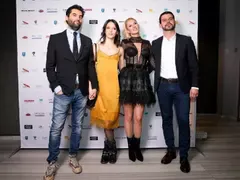 Мъжът на Луиза Григорова с мръсни кецове на парти