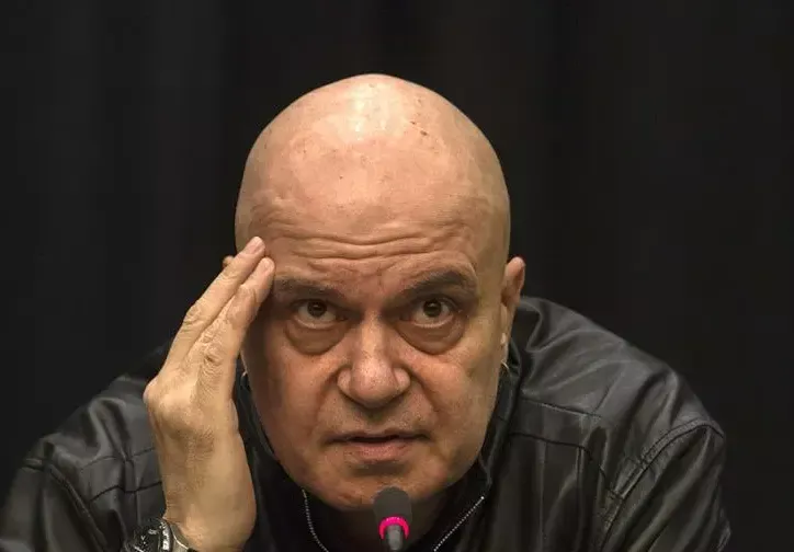 Скандал: Слави Трифонов „продава” пръстени с диаманти за 30 лв. в менте страница (Снимки)