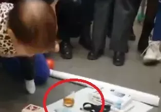 Венци Венц с тъпа изцепка, сложи уиски на прощъпалника на бебето си