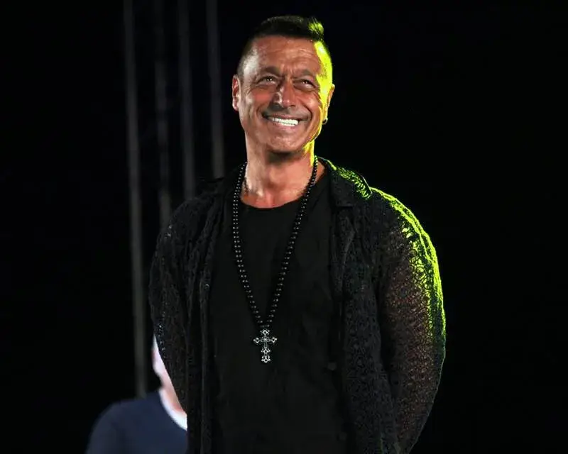 Защо е черен Георги Христов?  Плъзнаха слухове, че певецът се цери от цироза в Гърция