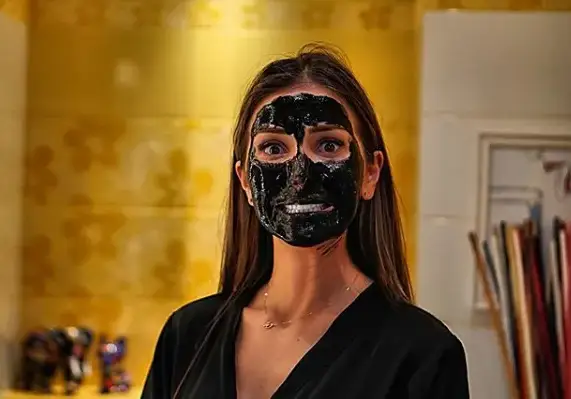 Алекс Петканова заприлича на коминочистач (Фото)