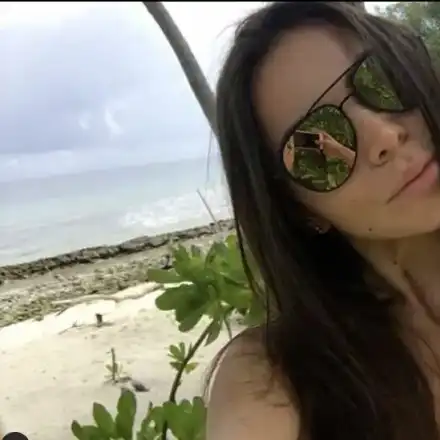 Алисия плува сред делфини