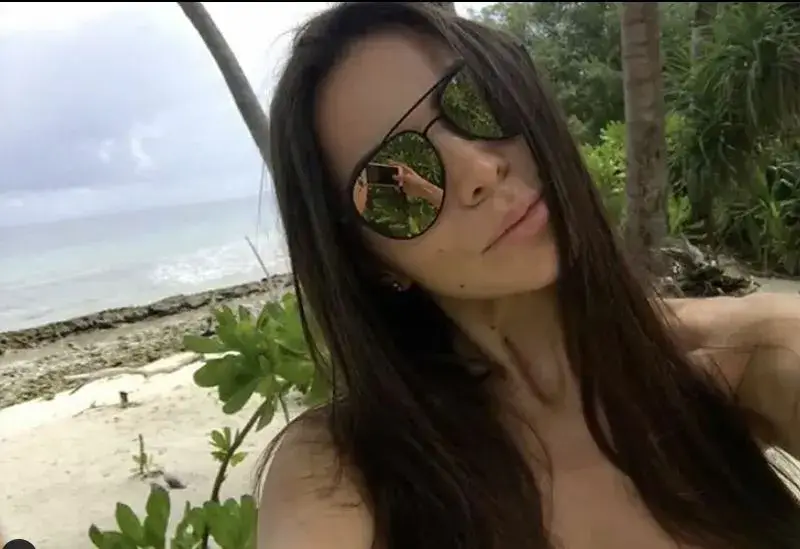 Алисия плува сред делфини