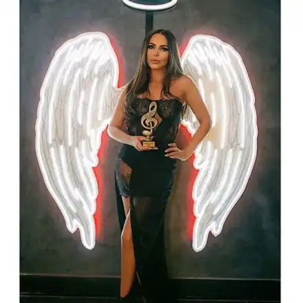 Алисия с дрехите на Биляна Дол