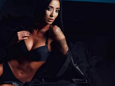 Ани Хоанг нагорещи страстите само по бельо (Фото)