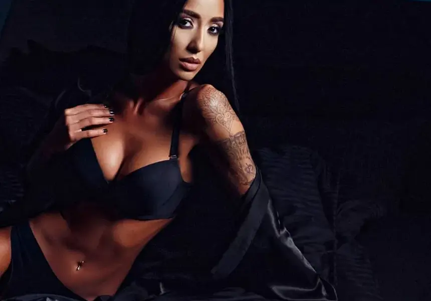 Ани Хоанг нагорещи страстите само по бельо (Фото)