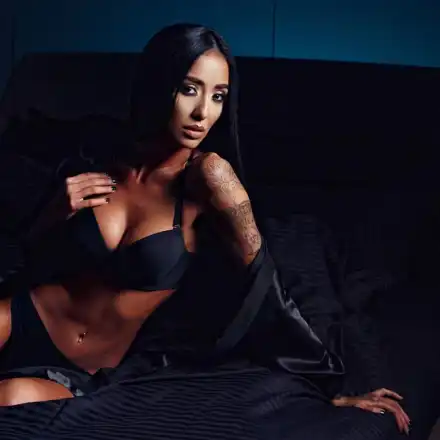 Ани Хоанг нагорещи страстите само по бельо (Фото)