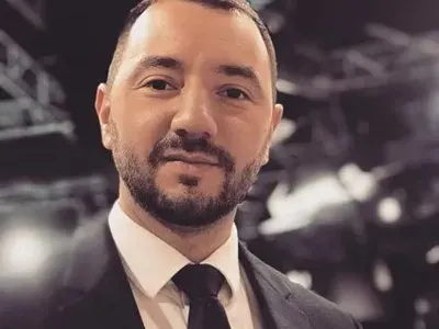 Антон Хекимян глези гаджето с огромен плюшен мечок за Деня на влюбените