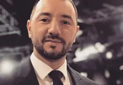 Антон Хекимян глези гаджето с огромен плюшен мечок за Деня на влюбените