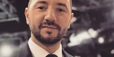 Антон Хекимян глези гаджето с огромен плюшен мечок за Деня на влюбените