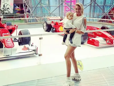 Антония Петрова се хвали с бебе и ферари