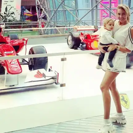 Антония Петрова се хвали с бебе и ферари