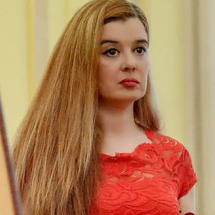 Бившата на Доган си отряза косите заради „Ягодова луна“ (ФОТО в галерия)