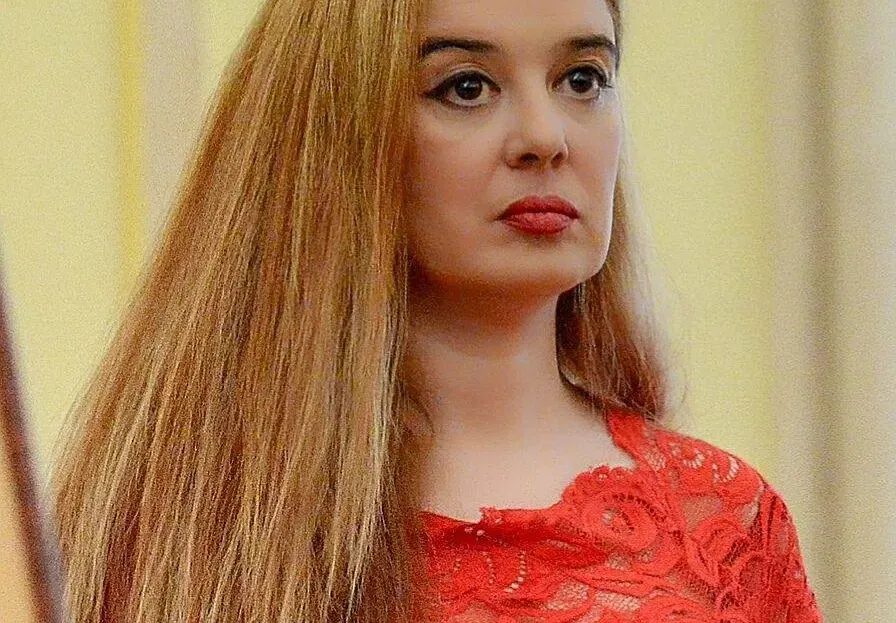 Бившата на Доган си отряза косите заради „Ягодова луна“ (ФОТО в галерия)