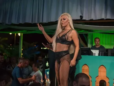 БОМБА: Мис Плеймейт завлича пари от клиенти, продава гащите си за 50 лева, задоволява урофилски мераци (Потресващи подробности и снимки)