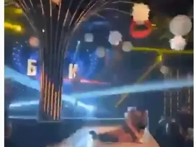 Бони падна на сцената