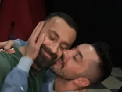 Дамяне, защо се правиш на маймуна? Известния DJ реши, че е много гот след алкохолик да стане и гей