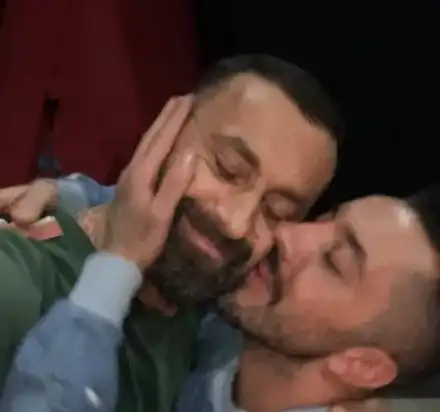 Дамяне, защо се правиш на маймуна? Известния DJ реши, че е много гот след алкохолик да стане и гей