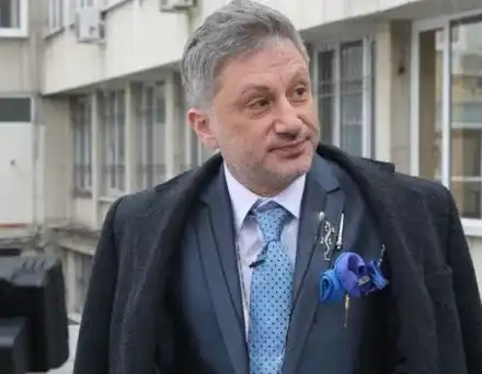 Денди по чорапогащник и с палтото на Маргарита Михнева,