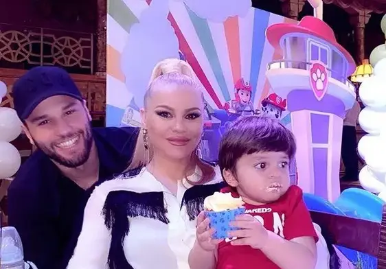 Деси Слава се хвали с мъжете си