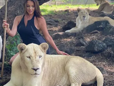 Деси Зидарова се гушка с лъвица