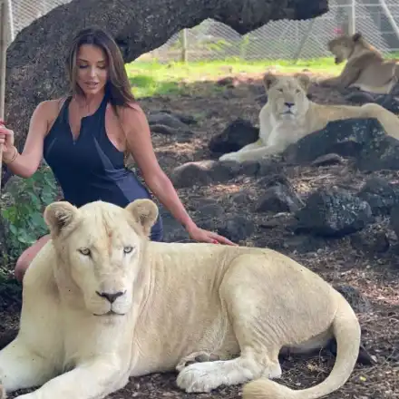Деси Зидарова се гушка с лъвица