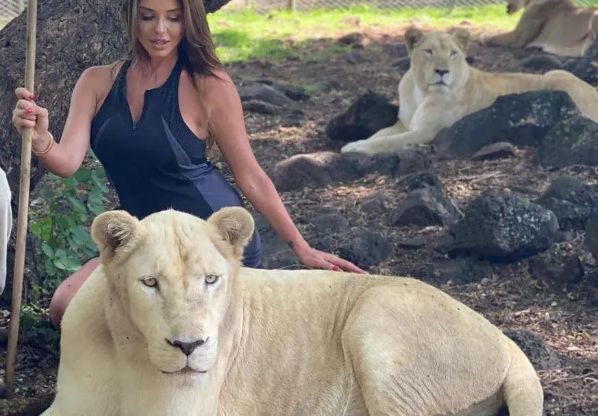 Деси Зидарова се гушка с лъвица