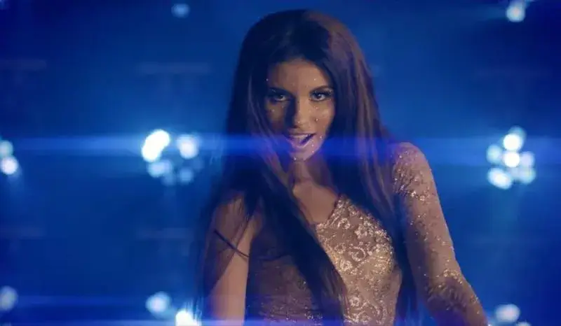 Дивна пропя чалга, фенове я оплюха!  Певицата се мъчи да възкреси музикалната си кариера чрез Милко Калайджиев