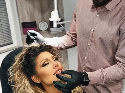 Джулиана Гани си скъса ухото с обица