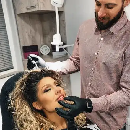 Джулиана Гани си скъса ухото с обица