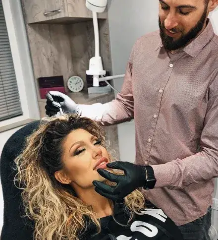 Джулиана Гани си скъса ухото с обица