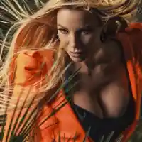 Емилия пусна снимки с 1 тон фотошоп